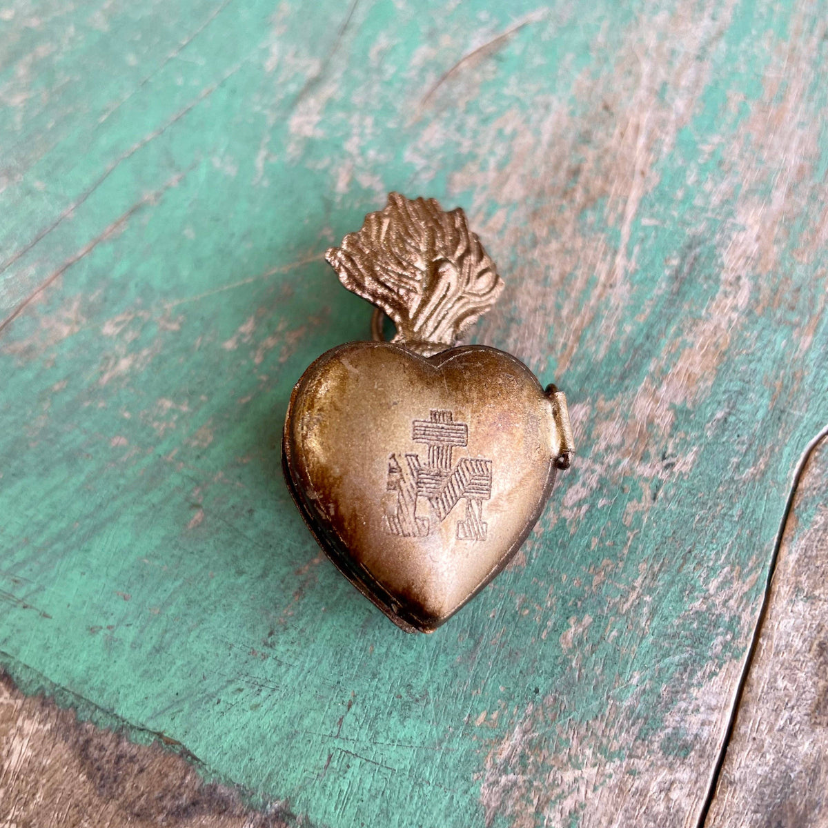 Love and Honor Jesus LLC - Sacred Heart Locket Box: Medium Gold