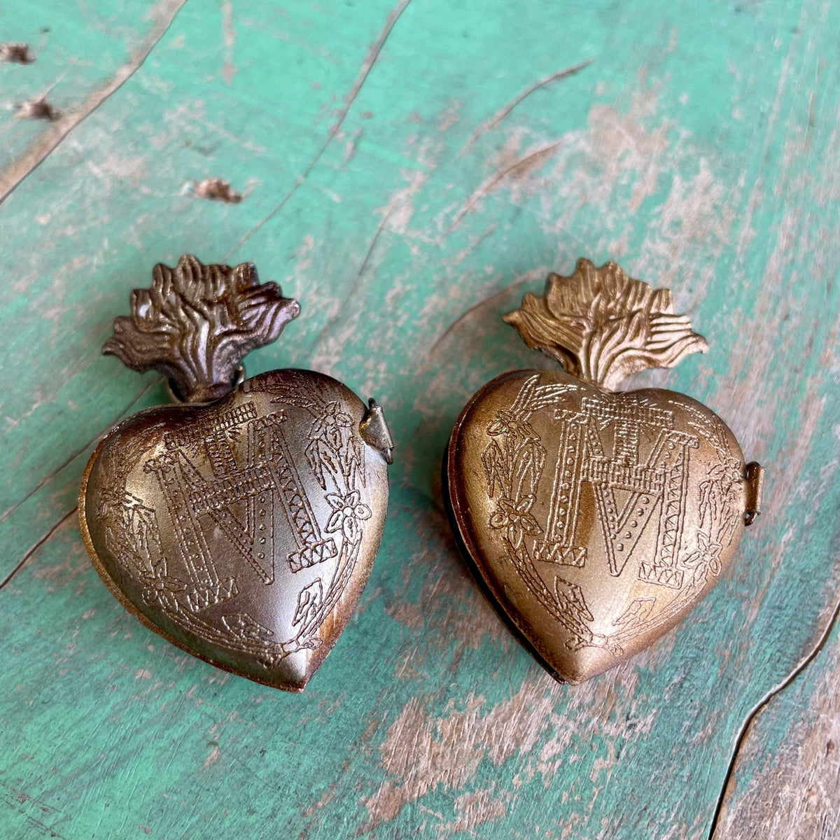 Love and Honor Jesus LLC - Sacred Heart Locket Box: Medium Gold