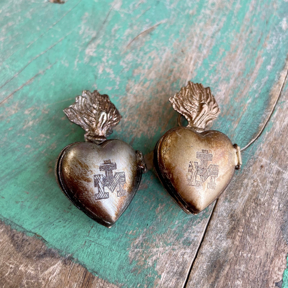 Love and Honor Jesus LLC - Sacred Heart Locket Box: Medium Gold