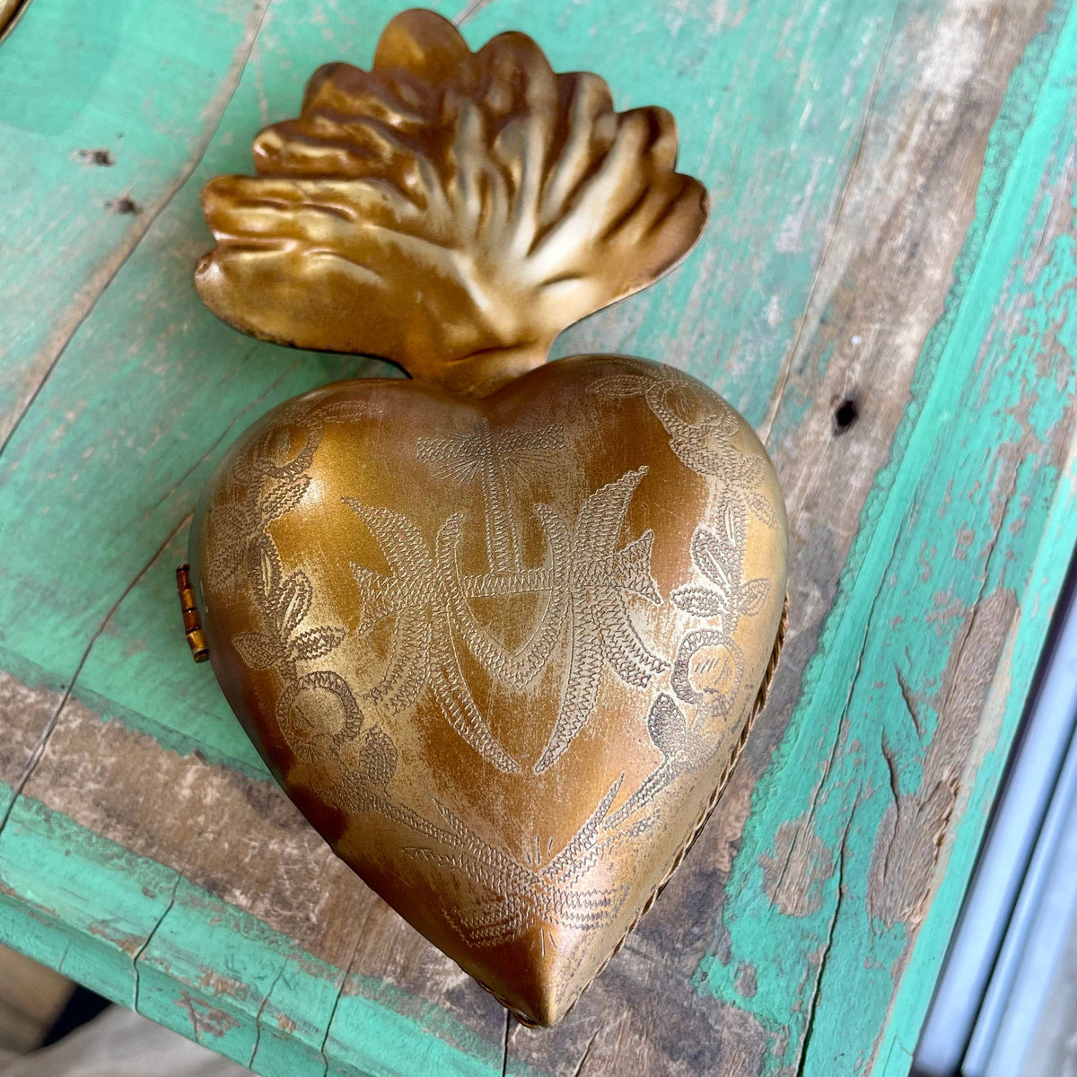 Love and Honor Jesus LLC - Sacred Heart Locket Box: Medium Gold