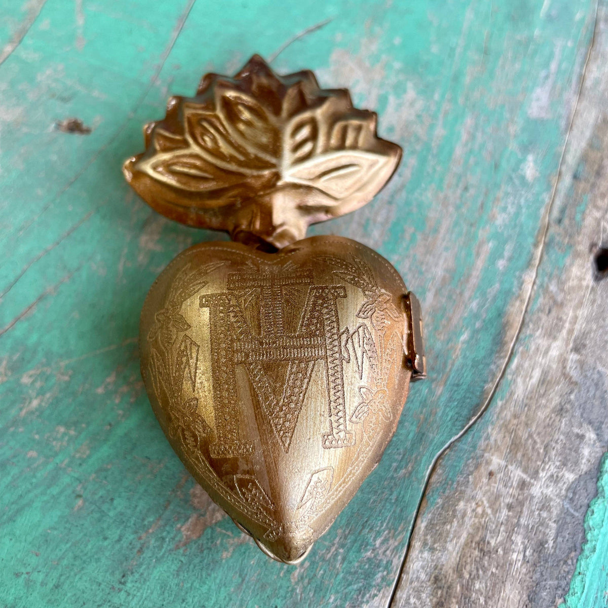 Love and Honor Jesus LLC - Sacred Heart Locket Box: Medium Gold