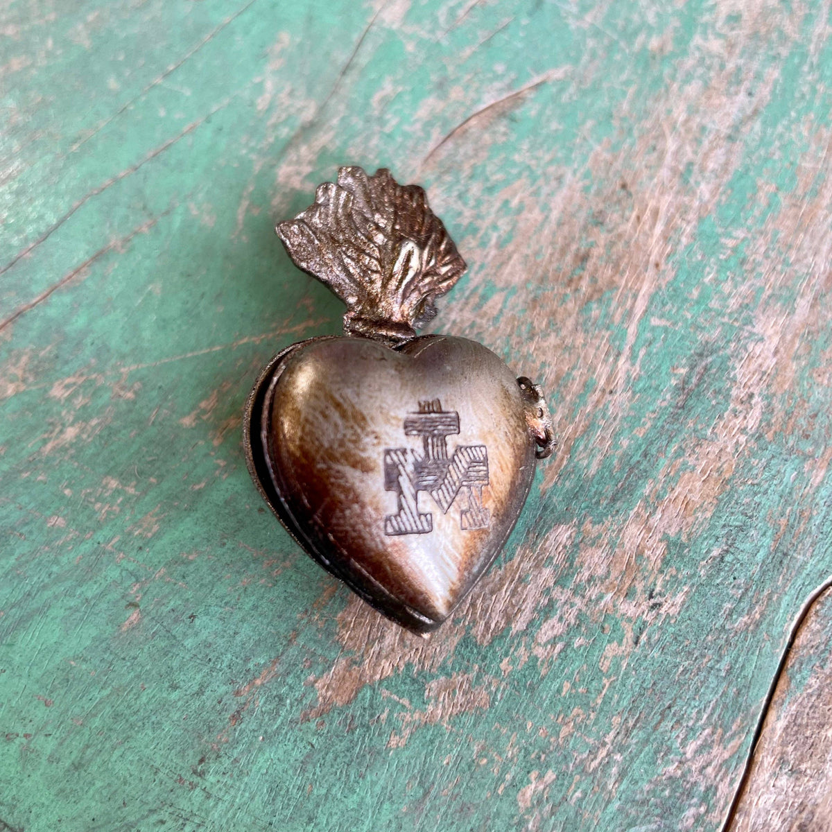 Love and Honor Jesus LLC - Sacred Heart Locket Box: Medium Gold