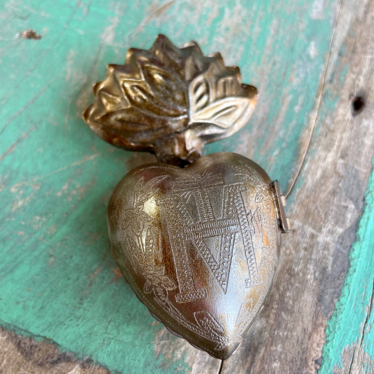 Love and Honor Jesus LLC - Sacred Heart Locket Box: Medium Gold